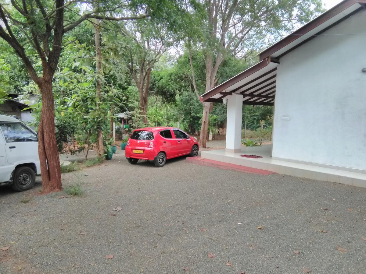 Amadi Rest Hotel Kataragama Exterior photo